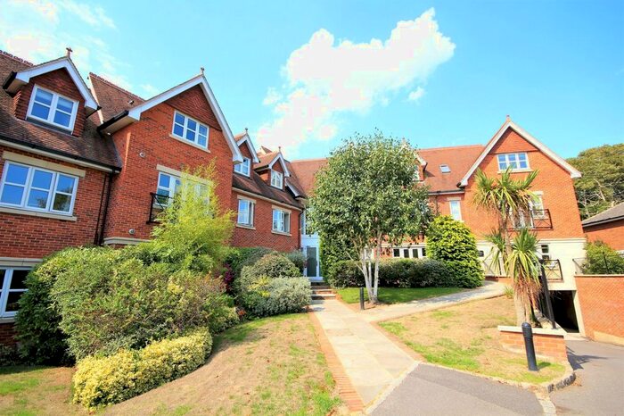 2 Bedroom Flat To Rent In Upcross House, Upcross Gardens, Reading, Berkshire, RG1