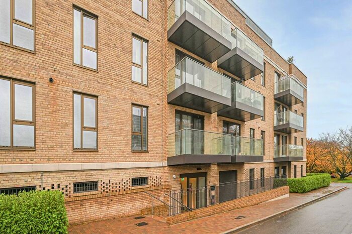 3 Bedroom Flat To Rent In Chaplin Drive, Oakwood, Barnet, EN4