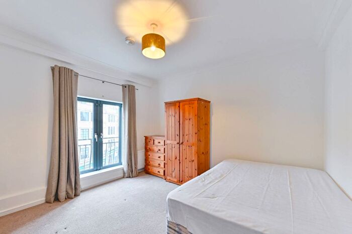 3 Bedroom Flat To Rent In Falcon Mews, Clapham Junction, London, SW11