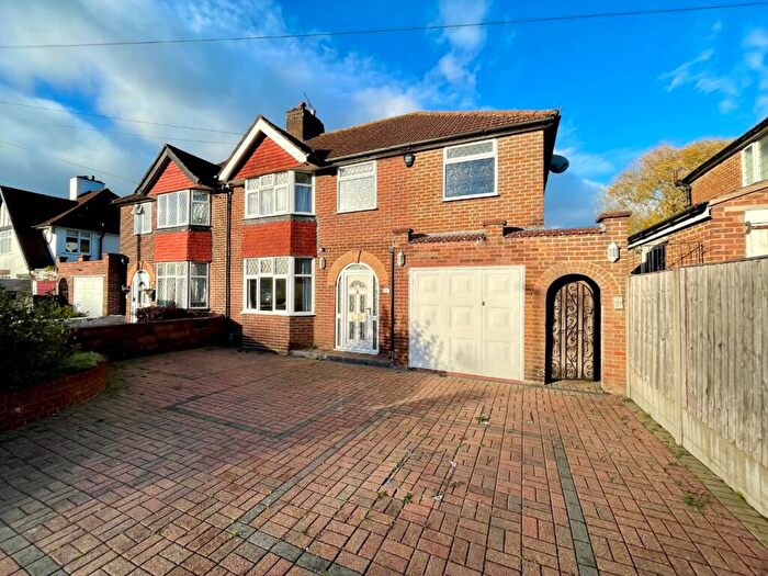 4 Bedroom Semi Detached House For Sale In Lynwood Avenue, Luton, Bedfordshire, LU2