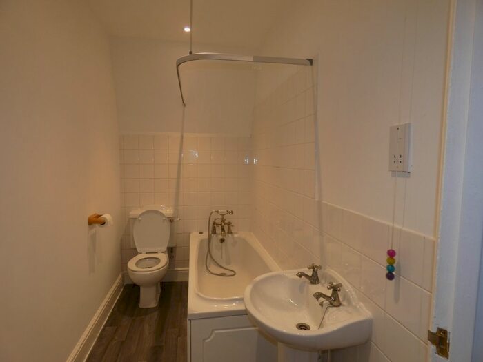 2 Bedroom Flat To Rent In Palace Avenue, Paignton, TQ3