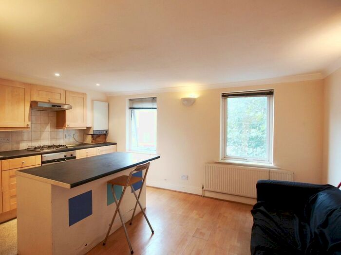 3 Bedroom Flat To Rent In Kings Cross Road, Kings Cross, WC1X
