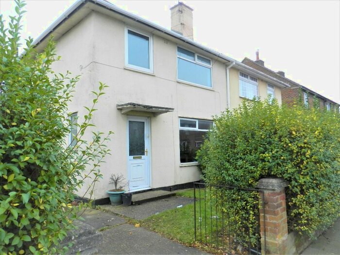 3 Bedroom Semi-Detached House To Rent In Stainton Drive, Grimsby, DN33