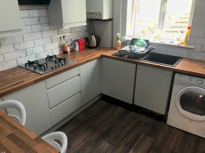 6 Bedroom Apartment To Rent In St Chads View, Leeds, LS6