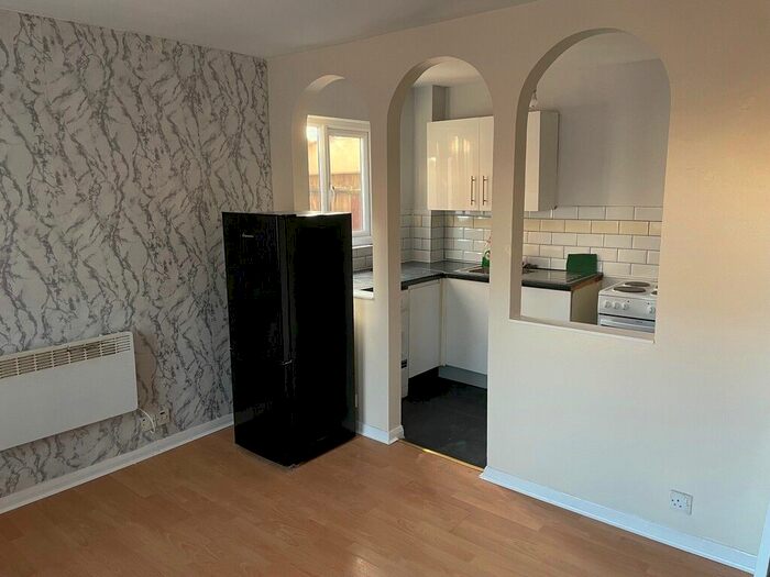 1 Bedroom End Of Terrace House To Rent In Tamworth Lane, Mitcham, CR4