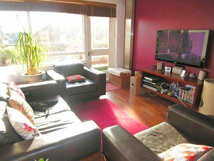 2 Bedroom Maisonette To Rent In Brydon Walk, Islington, N1