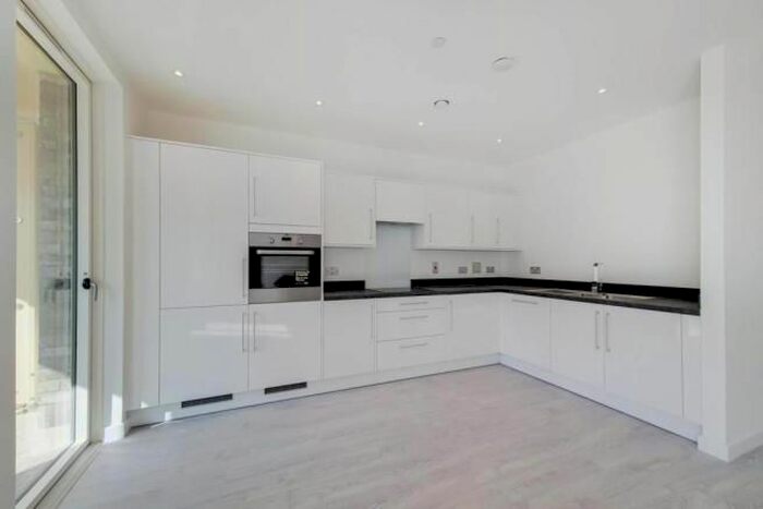 3 Bedroom Flat To Rent In Fielders Crescent, Barking, IG11