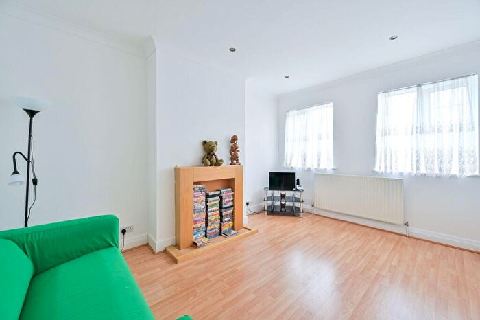 2 Bedroom Flat For Sale In Thorpe Close, Sydenham, London, SE26