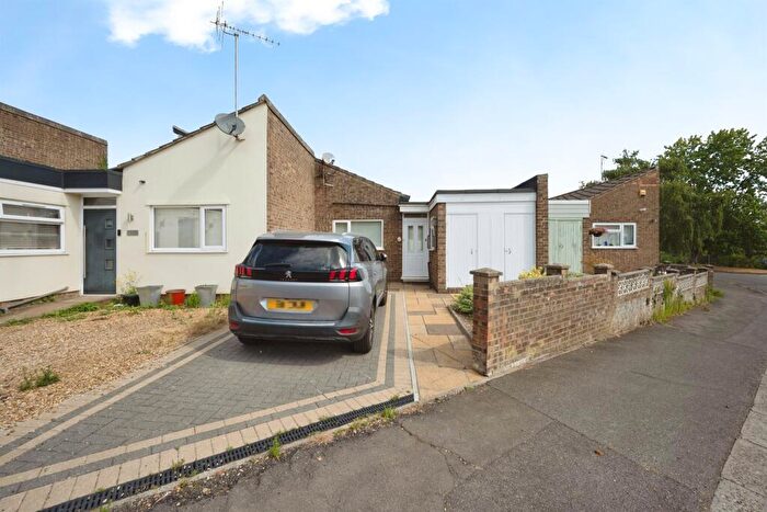 3 Bedroom Terraced House For Sale In Knaves Hill, Linslade, Leighton Buzzard, LU7