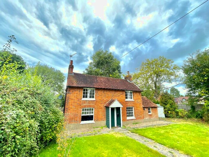 2 Bedroom Detached House To Rent In The Street, KT24