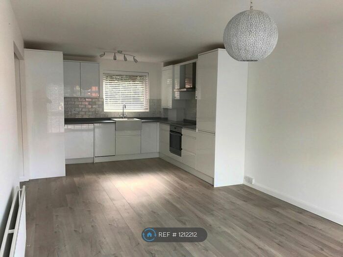 2 Bedroom Flat To Rent In Fairline Court, Beckenham, BR3