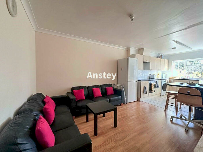 6 Bedroom Semi-Detached House To Rent In Upper Shaftesbury Avenue, Southampton, SO17