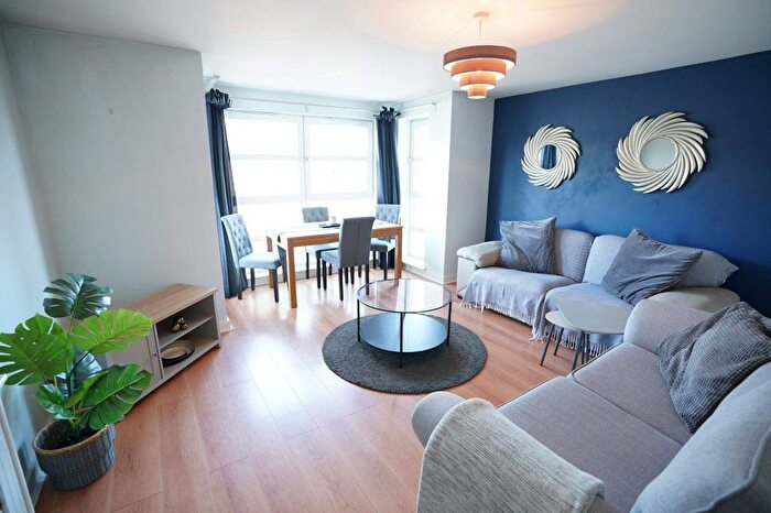 2 Bedroom Flat To Rent In Chesser Crescent, Edinburgh, EH14