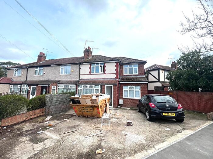 2 Bedroom Flat To Rent In Balmoral Drive, Hayes, UB4