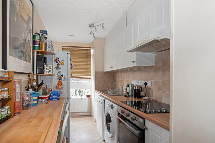1 Bedroom Flat To Rent In Elm Court, Belmont Hill, London, SE13