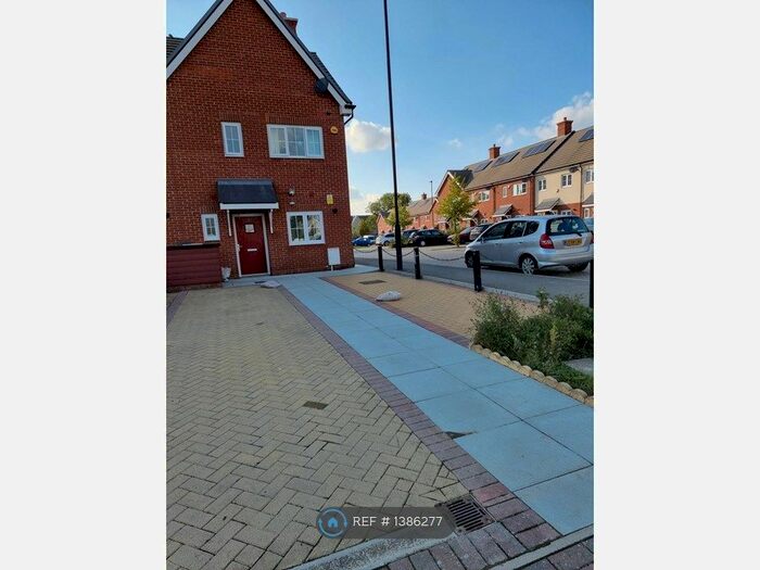 3 Bedroom End Of Terrace House To Rent In Foxley Road, Slough, SL2