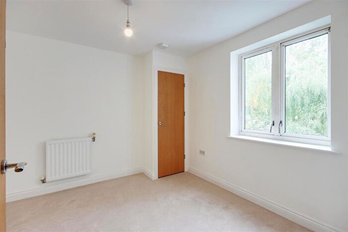 2 Bedroom Flat For Sale In Chalfont Road, London, SE25