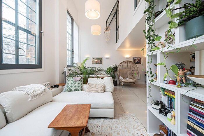 2 Bedroom Flat To Rent In Richmond Road, Dalston, London, E8