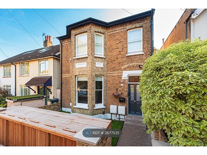 3 Bedroom Flat To Rent In Connaught Road, Teddington, TW11