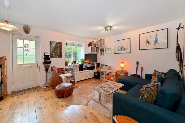 3 Bedroom Semi-Detached House To Rent In Waterman Way London, E1W