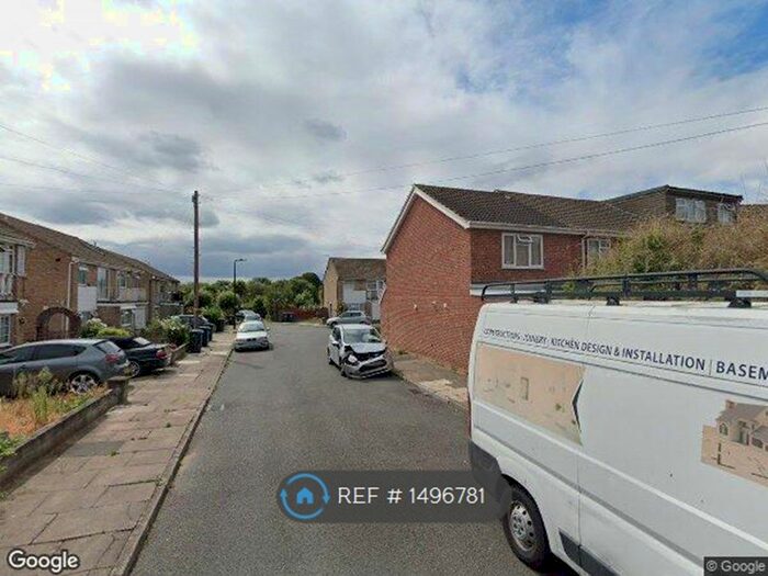 3 Bedroom Maisonette To Rent In Farm Close, Southall, UB1