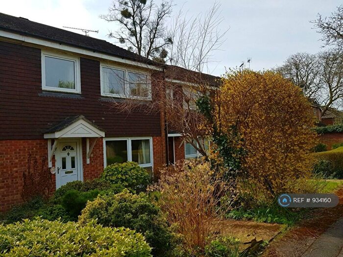 3 Bedroom Terraced House To Rent In Moss Close, Caversham, RG4