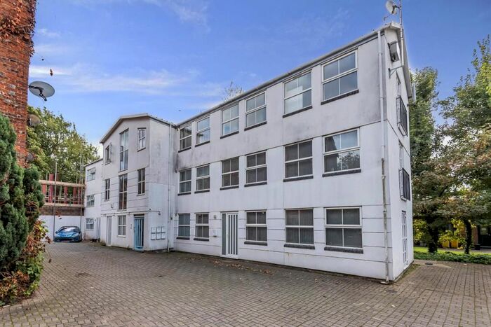 1 Bedroom Flat To Rent In High Wycombe, Buckinghamshire, HP11