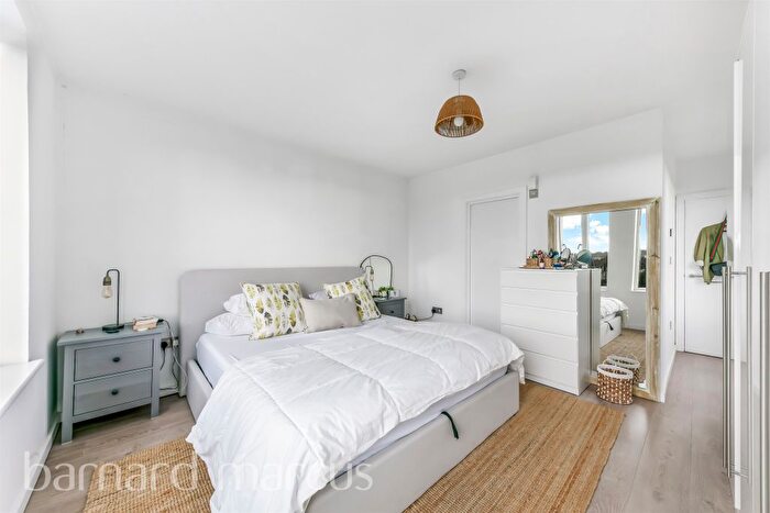 2 Bedroom Flat For Sale In Garratt Lane, London, SW18