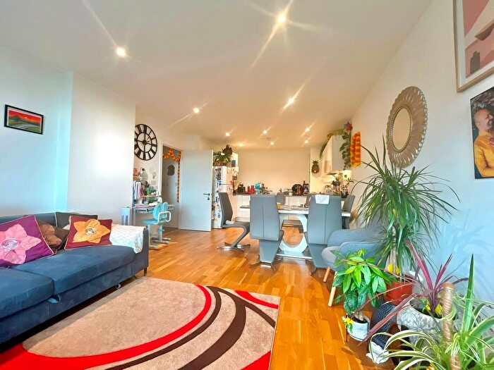 3 Bedroom Flat To Rent In St. Marks Square, Bromley, BR2