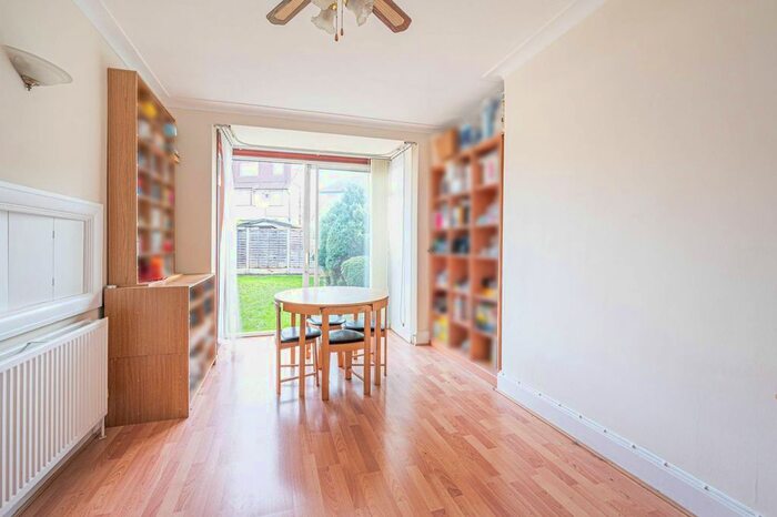 3 Bedroom Property For Sale In Hall Lane, Hendon, London, NW4
