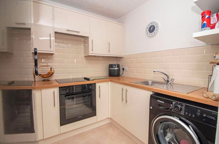 1 Bedroom Flat For Sale In Dene Court, Holman Close, Cowplain, PO8