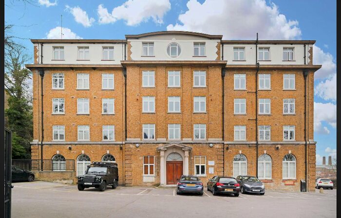 3 Bedroom Flat To Rent In Vanbrugh Hill, London, SE3