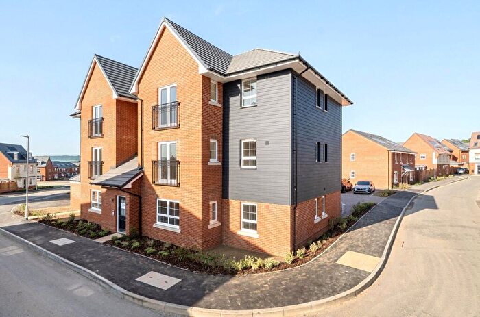 2 Bedroom Flat To Rent In Laubella Road, Aylesford, Kent, ME20