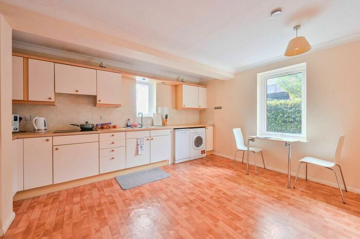 2 Bedroom Flat To Rent In Conant Mews, Aldgate, London, E1