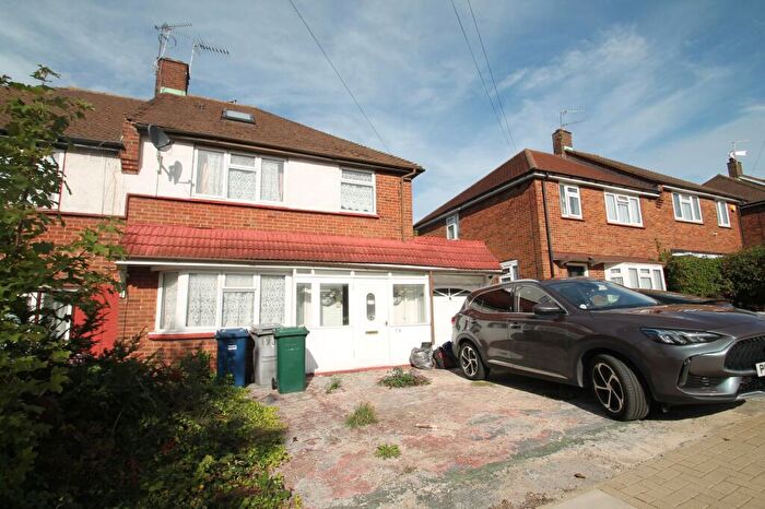 3 Bedroom Semi-Detached House For Sale In Northfield Road, Barnet, EN4