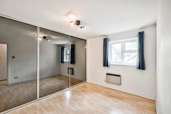 2 Bedroom Apartment To Rent In Falcon Way, Wanstead, E11