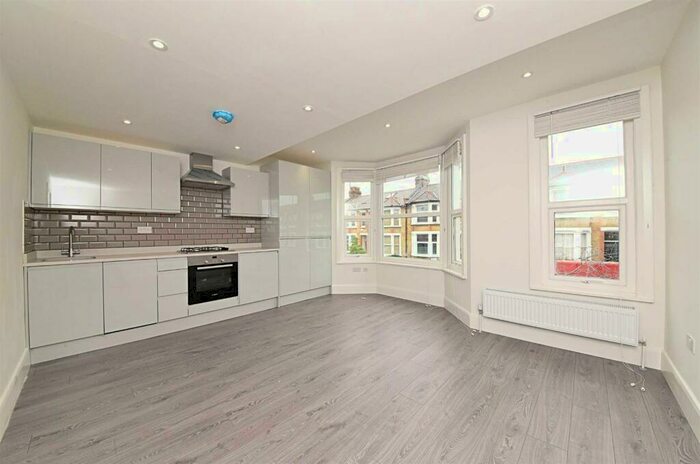 3 Bedroom Flat To Rent In Glebe Road, Finchley, N3
