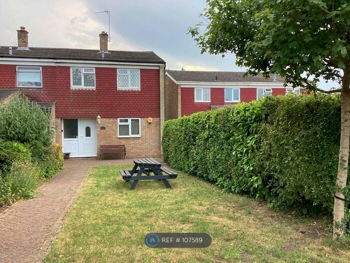 3 Bedroom Semi-Detached House To Rent In St. Andrews Close, Slip End, Luton, LU1