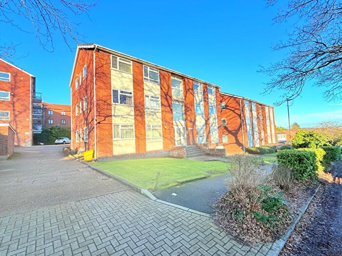 2 Bedroom Flat To Rent In Lyonsdown Road, New Barnet, EN5