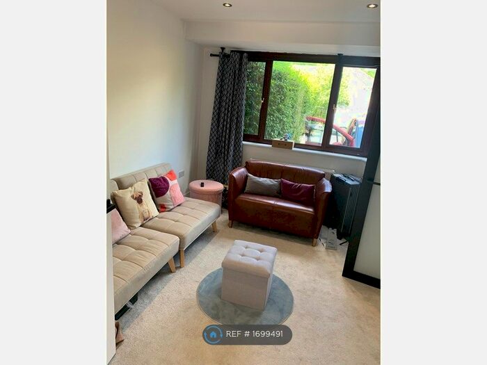 3 Bedroom Semi-Detached House To Rent In Stanhope Road, Reading, RG2