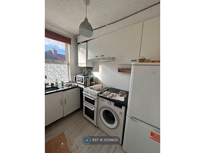 3 Bedroom Flat To Rent In Hounslow, Hounslow, TW4