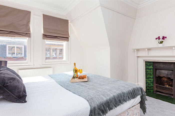 2 Bedroom Apartment To Rent In Clarence Gate Gardens, Glentworth Street, London, NW1