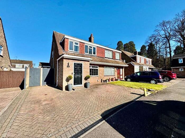 3 Bedroom Semi-Detached House For Sale In Nightingale Close, Luton, LU2