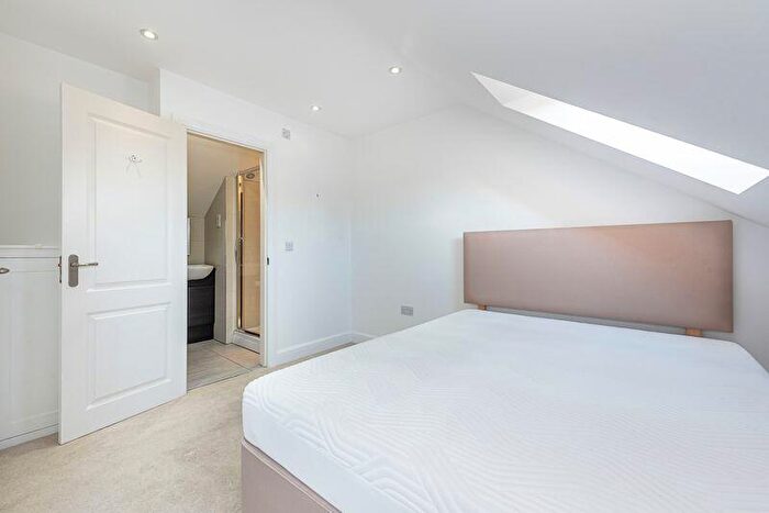 3 Bedroom End Of Terrace House For Sale In Jubilee Gardens, Tring, HP23