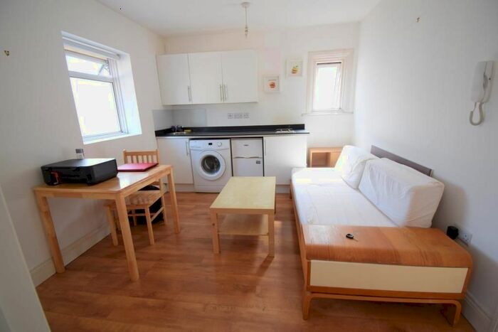 Studio To Rent In Hendon Way, Childs Hill, London, NW2