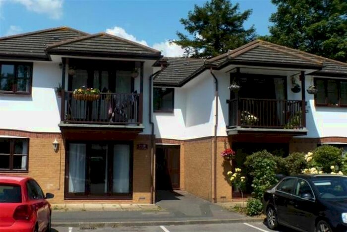 1 Bedroom Flat To Rent In Joinville Place, Addlestone, KT15