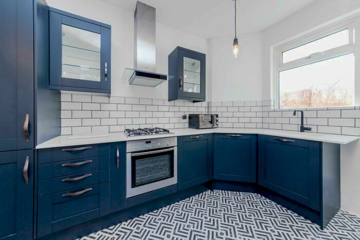 2 Bedroom Flat To Rent In St. James Lane, London, N10