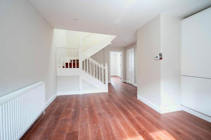 2 Bedroom Flat To Rent In Montpelier Vale, Blackheath, London, SE3
