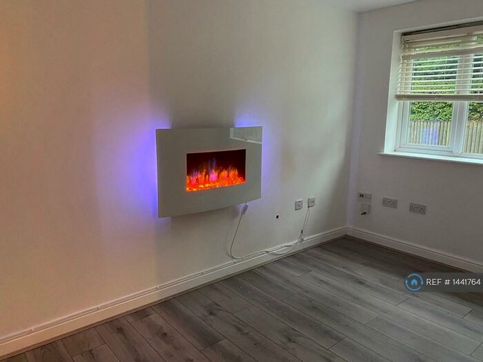 2 Bedroom Flat To Rent In Maypole Close, Birmingham, B14