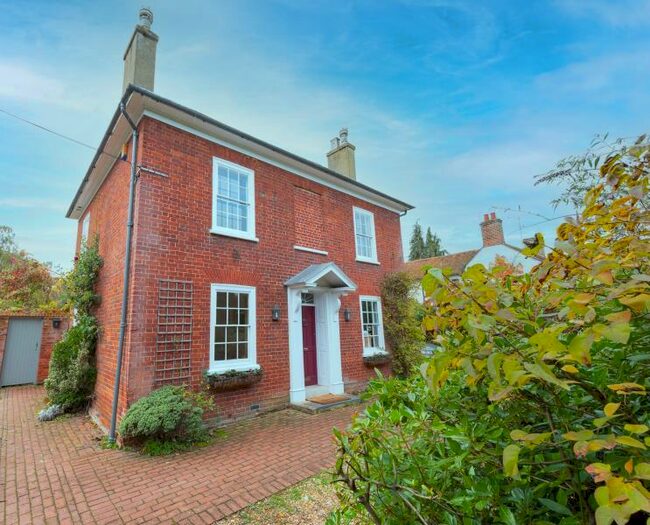 4 Bedroom Detached House To Rent In Chobham, GU24